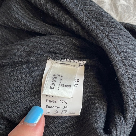 Amazon cropped v neck tank - Picture 2 of 2